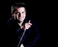 A programação intensa para o mês de junho da Orquestra Sinfônica do Paraná continua com o concerto Mozart, Schubert & Garcia no domingo, 16 de junho, às 10h30 no Guairão, com regência do maestro uruguaio Diego Naser.  - Foto:  Maringas Maciel/Teatro Guaíra