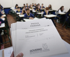Uma verdadeira força-tarefa foi instalada nesta terça-feira (11) para a realização da segunda edição da Prova Paraná, avaliação diagnóstica desenvolvida pela Secretaria de Estado da Educação e do Esporte que é aplicada hoje em todas as escolas da rede estadual e nas escolas municipais de 398 cidades. Foto: José Fernando Ogura/ANPr
