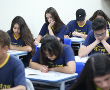Uma verdadeira força-tarefa foi instalada nesta terça-feira (11) para a realização da segunda edição da Prova Paraná, avaliação diagnóstica desenvolvida pela Secretaria de Estado da Educação e do Esporte que é aplicada hoje em todas as escolas da rede estadual e nas escolas municipais de 398 cidades. Foto: José Fernando Ogura/ANPr