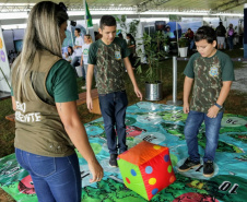 Aprender sobre sustentabilidade e ecologia com diversão e brincadeiras. Esta é a proposta dos Portos do Paraná para as ações da Semana do Meio Ambiente, que acontecem até o próximo sábado (15), no Aeroparque, em Paranaguá. Um grande jogo de tabuleiro leva os alunos da rede municipal e estadual de ensino para um passeio pela baía e desafia os conhecimentos de cada um sobre os temas.  -  Paranaguá, 11/-6/2019  -  Foto: Cláudio Neves/ANPr