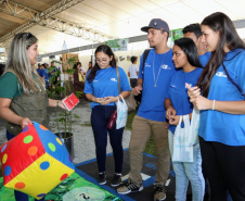 Aprender sobre sustentabilidade e ecologia com diversão e brincadeiras. Esta é a proposta dos Portos do Paraná para as ações da Semana do Meio Ambiente, que acontecem até o próximo sábado (15), no Aeroparque, em Paranaguá. Um grande jogo de tabuleiro leva os alunos da rede municipal e estadual de ensino para um passeio pela baía e desafia os conhecimentos de cada um sobre os temas.  -  Paranaguá, 11/-6/2019  -  Foto: Cláudio Neves/ANPr