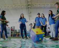 Aprender sobre sustentabilidade e ecologia com diversão e brincadeiras. Esta é a proposta dos Portos do Paraná para as ações da Semana do Meio Ambiente, que acontecem até o próximo sábado (15), no Aeroparque, em Paranaguá. Um grande jogo de tabuleiro leva os alunos da rede municipal e estadual de ensino para um passeio pela baía e desafia os conhecimentos de cada um sobre os temas.  -  Paranaguá, 11/-6/2019  -  Foto: Cláudio Neves/ANPr