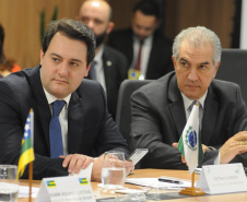 O governador Carlos Massa Ratinho Junior cumpriu agenda em Brasília (DF) nesta terça-feira (11) e participou de diversas reuniões e encontros. Pela manhã, esteve na quinta reunião do Fórum de Governadores.  -  Curitiba, 11/06/2019  -  Fotos: Paulo H. Carvalho / Agencia Brasilia. 