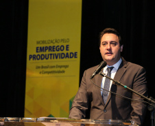 O governador Carlos Massa Ratinho Junior participou nesta quinta-feira (13), no auditório da Federação das Indústrias do Estado do Paraná (Fiep), do lançamento do programa Mobilização pelo Emprego e Produtividade para Todos.  -  Curitiba, 13/11/2019  -  Foto: Geraldo Bubniak/ANPr
