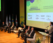 O governador Carlos Massa Ratinho Junior participou nesta quinta-feira (13), no auditório da Federação das Indústrias do Estado do Paraná (Fiep), do lançamento do programa Mobilização pelo Emprego e Produtividade para Todos.  -  Curitiba, 13/11/2019  -  Foto: Geraldo Bubniak/ANPr