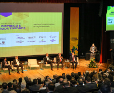 O governador Carlos Massa Ratinho Junior participou nesta quinta-feira (13), no auditório da Federação das Indústrias do Estado do Paraná (Fiep), do lançamento do programa Mobilização pelo Emprego e Produtividade para Todos.  -  Curitiba, 13/11/2019  -  Foto: Geraldo Bubniak/ANPr