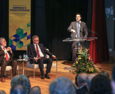 O governador Carlos Massa Ratinho Junior participou nesta quinta-feira (13), no auditório da Federação das Indústrias do Estado do Paraná (Fiep), do lançamento do programa Mobilização pelo Emprego e Produtividade para Todos.  -  Curitiba, 13/11/2019  -  Foto: Geraldo Bubniak/ANPr