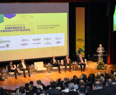 O governador Carlos Massa Ratinho Junior participou nesta quinta-feira (13), no auditório da Federação das Indústrias do Estado do Paraná (Fiep), do lançamento do programa Mobilização pelo Emprego e Produtividade para Todos.  -  Curitiba, 13/11/2019  -  Foto: Geraldo Bubniak/ANPr