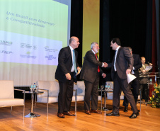 O governador Carlos Massa Ratinho Junior participou nesta quinta-feira (13), no auditório da Federação das Indústrias do Estado do Paraná (Fiep), do lançamento do programa Mobilização pelo Emprego e Produtividade para Todos.  -  Curitiba, 13/11/2019  -  Foto: Geraldo Bubniak/ANPr