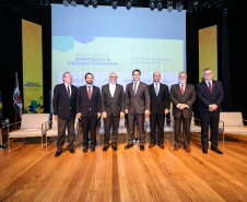 O governador Carlos Massa Ratinho Junior participou nesta quinta-feira (13), no auditório da Federação das Indústrias do Estado do Paraná (Fiep), do lançamento do programa Mobilização pelo Emprego e Produtividade para Todos.  -  Curitiba, 13/11/2019  -  Foto: Geraldo Bubniak/ANPr