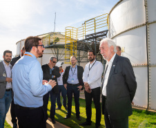 O vice-governador do Paraná Darci Piana, acompanhado do Diretor de Operações do Sebrae, Júlio Agostini e o Vice-presidente da Fecomércio e presidente do Sindilojas, Carlos Rodrigues do Nascimento visitaram a planta de produção de biogás e biometano, administrada pelo CIBiogás e que abastece parte da frota dos veículos da usina hidrelétrica de Itaipu.