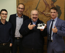 Saneamento avança em Curitiba após novo contrato com a Sanepar. Prefeito Greca recebe do presidente da Sanepar réplica do robô que faz vistoria de rede de esgoto   -  Curitiba, 13/06/2019  -  Foto: Divulgação Sanepar