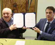Saneamento avança em Curitiba após novo contrato com a Sanepar. Na foto, Greca e Stabile mostram assinatura do termo de entendimento para realização de Congresso de Engenharia  -  Curitiba, 13/06/2019  -  Foto: Divulgação Sanepar
