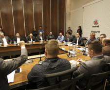 O governador Carlos Massa Ratinho Junior reuniu-se com representantes das Artes Marciais. Participaram: superintendente do Esporte, Hélio Wirbiski; deputado Alexandre Amaro; entre outros.Curitiba, 17-06-19.Foto: Arnaldo Alves / ANPr.