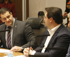 O governador Carlos Massa Ratinho Junior reuniu-se com representantes das Artes Marciais. Participaram: superintendente do Esporte, Hélio Wirbiski; deputado Alexandre Amaro; entre outros.Curitiba, 17-06-19.Foto: Arnaldo Alves / ANPr.