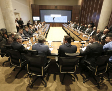 O governador Carlos Massa Ratinho Junior reuniu-se com representantes das Artes Marciais. Participaram: superintendente do Esporte, Hélio Wirbiski; deputado Alexandre Amaro; entre outros.Curitiba, 17-06-19.Foto: Arnaldo Alves / ANPr.