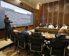 O governador Carlos Massa Ratinho Junior reuniu-se com representantes das Artes Marciais. Participaram: superintendente do Esporte, Hélio Wirbiski; deputado Alexandre Amaro; entre outros.Curitiba, 17-06-19.Foto: Arnaldo Alves / ANPr.