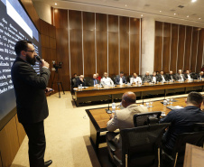 O governador Carlos Massa Ratinho Junior reuniu-se com representantes das Artes Marciais. Participaram: superintendente do Esporte, Hélio Wirbiski; deputado Alexandre Amaro; entre outros.Curitiba, 17-06-19.Foto: Arnaldo Alves / ANPr.