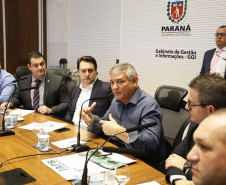 O governador Carlos Massa Ratinho Junior reuniu-se com representantes das Artes Marciais. Participaram: superintendente do Esporte, Hélio Wirbiski; deputado Alexandre Amaro; entre outros.Curitiba, 17-06-19.Foto: Arnaldo Alves / ANPr.