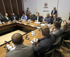 O governador Carlos Massa Ratinho Junior reuniu-se com representantes das Artes Marciais. Participaram: superintendente do Esporte, Hélio Wirbiski; deputado Alexandre Amaro; entre outros.Curitiba, 17-06-19.Foto: Arnaldo Alves / ANPr.