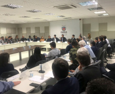 A Secretaria de Estado do Desenvolvimento Sustentável e do Turismo se reuniu hoje (17), com procuradores e promotores do Ministério Público do Paraná (MP-PR), para discutir projetos e obras de desenvolvimento sustentável para o Litoral paranaense. O encontro aconteceu no Palácio das Araucárias. Foto: Divulgação/SEDEST