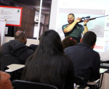 A Polícia Civil do Paraná promoveu na sexta-feira (14) a primeira edição do Curso de Orientação à Imprensa em Áreas de Conflito Armado, em Curitiba. Noções básicas sobre procedimentos policiais em locais de crime, atendimento pré-hospitalar de combate e instrução de tiro foram algumas das disciplinas ministradas no treinamento, que reuniu 20 jornalistas de veículos de comunicação paranaenses.  Curitiba, 17/06/2019  -  Foto: Divulgação Polícia Civil