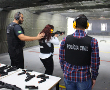 A Polícia Civil do Paraná promoveu na sexta-feira (14) a primeira edição do Curso de Orientação à Imprensa em Áreas de Conflito Armado, em Curitiba. Noções básicas sobre procedimentos policiais em locais de crime, atendimento pré-hospitalar de combate e instrução de tiro foram algumas das disciplinas ministradas no treinamento, que reuniu 20 jornalistas de veículos de comunicação paranaenses.  Curitiba, 17/06/2019  -  Foto: Divulgação Polícia Civil