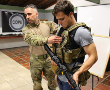 A Polícia Civil do Paraná promoveu na sexta-feira (14) a primeira edição do Curso de Orientação à Imprensa em Áreas de Conflito Armado, em Curitiba. Noções básicas sobre procedimentos policiais em locais de crime, atendimento pré-hospitalar de combate e instrução de tiro foram algumas das disciplinas ministradas no treinamento, que reuniu 20 jornalistas de veículos de comunicação paranaenses.  Curitiba, 17/06/2019  -  Foto: Divulgação Polícia Civil