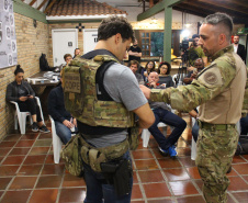 A Polícia Civil do Paraná promoveu na sexta-feira (14) a primeira edição do Curso de Orientação à Imprensa em Áreas de Conflito Armado, em Curitiba. Noções básicas sobre procedimentos policiais em locais de crime, atendimento pré-hospitalar de combate e instrução de tiro foram algumas das disciplinas ministradas no treinamento, que reuniu 20 jornalistas de veículos de comunicação paranaenses.  Curitiba, 17/06/2019  -  Foto: Divulgação Polícia Civil