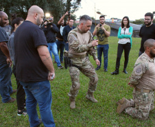 A Polícia Civil do Paraná promoveu na sexta-feira (14) a primeira edição do Curso de Orientação à Imprensa em Áreas de Conflito Armado, em Curitiba. Noções básicas sobre procedimentos policiais em locais de crime, atendimento pré-hospitalar de combate e instrução de tiro foram algumas das disciplinas ministradas no treinamento, que reuniu 20 jornalistas de veículos de comunicação paranaenses.  Curitiba, 17/06/2019  -  Foto: Divulgação Polícia Civil