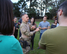 A Polícia Civil do Paraná promoveu na sexta-feira (14) a primeira edição do Curso de Orientação à Imprensa em Áreas de Conflito Armado, em Curitiba. Noções básicas sobre procedimentos policiais em locais de crime, atendimento pré-hospitalar de combate e instrução de tiro foram algumas das disciplinas ministradas no treinamento, que reuniu 20 jornalistas de veículos de comunicação paranaenses.  Curitiba, 17/06/2019  -  Foto: Divulgação Polícia Civil