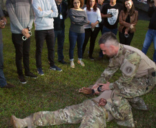 A Polícia Civil do Paraná promoveu na sexta-feira (14) a primeira edição do Curso de Orientação à Imprensa em Áreas de Conflito Armado, em Curitiba. Noções básicas sobre procedimentos policiais em locais de crime, atendimento pré-hospitalar de combate e instrução de tiro foram algumas das disciplinas ministradas no treinamento, que reuniu 20 jornalistas de veículos de comunicação paranaenses.  Curitiba, 17/06/2019  -  Foto: Divulgação Polícia Civil