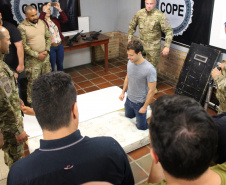 A Polícia Civil do Paraná promoveu na sexta-feira (14) a primeira edição do Curso de Orientação à Imprensa em Áreas de Conflito Armado, em Curitiba. Noções básicas sobre procedimentos policiais em locais de crime, atendimento pré-hospitalar de combate e instrução de tiro foram algumas das disciplinas ministradas no treinamento, que reuniu 20 jornalistas de veículos de comunicação paranaenses.  Curitiba, 17/06/2019  -  Foto: Divulgação Polícia Civil