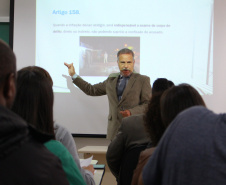 A Polícia Civil do Paraná promoveu na sexta-feira (14) a primeira edição do Curso de Orientação à Imprensa em Áreas de Conflito Armado, em Curitiba. Noções básicas sobre procedimentos policiais em locais de crime, atendimento pré-hospitalar de combate e instrução de tiro foram algumas das disciplinas ministradas no treinamento, que reuniu 20 jornalistas de veículos de comunicação paranaenses.  Curitiba, 17/06/2019  -  Foto: Divulgação Polícia Civil