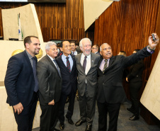 O governador Carlos Massa Ratinho Junior participa da entrega do título de Cidadão Honorário do Paraná ao senador Oriovisto Guimarães, na Assembleia Legislativa do Paraná Curitiba, 17/06/2019 -Foto: Geraldo Bubniak/ANPr