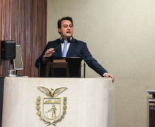 O governador Carlos Massa Ratinho Junior participa da entrega do título de Cidadão Honorário do Paraná ao senador Oriovisto Guimarães, na Assembleia Legislativa do Paraná Curitiba, 17/06/2019 -Foto: Geraldo Bubniak/ANPr
