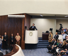 O governador Carlos Massa Ratinho Junior participa da entrega do título de Cidadão Honorário do Paraná ao senador Oriovisto Guimarães, na Assembleia Legislativa do Paraná Curitiba, 17/06/2019 -Foto: Geraldo Bubniak/ANPr