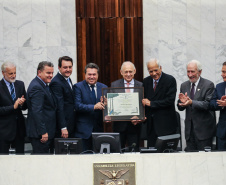 O governador Carlos Massa Ratinho Junior participa da entrega do título de Cidadão Honorário do Paraná ao senador Oriovisto Guimarães, na Assembleia Legislativa do Paraná Curitiba, 17/06/2019 -Foto: Geraldo Bubniak/ANPr