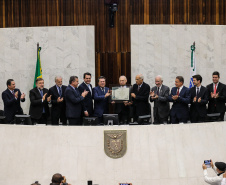 O governador Carlos Massa Ratinho Junior participa da entrega do título de Cidadão Honorário do Paraná ao senador Oriovisto Guimarães, na Assembleia Legislativa do Paraná Curitiba, 17/06/2019 -Foto: Geraldo Bubniak/ANPr
