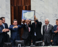 O governador Carlos Massa Ratinho Junior participa da entrega do título de Cidadão Honorário do Paraná ao senador Oriovisto Guimarães, na Assembleia Legislativa do Paraná Curitiba, 17/06/2019 -Foto: Geraldo Bubniak/ANPr