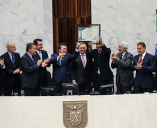 O governador Carlos Massa Ratinho Junior participa da entrega do título de Cidadão Honorário do Paraná ao senador Oriovisto Guimarães, na Assembleia Legislativa do Paraná Curitiba, 17/06/2019 -Foto: Geraldo Bubniak/ANPr