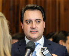 O governador Carlos Massa Ratinho Junior participa da entrega do título de Cidadão Honorário do Paraná ao senador Oriovisto Guimarães, na Assembleia Legislativa do Paraná Curitiba, 17/06/2019 -Foto: Geraldo Bubniak/ANPr