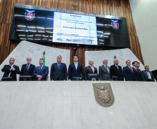 O governador Carlos Massa Ratinho Junior participa da entrega do título de Cidadão Honorário do Paraná ao senador Oriovisto Guimarães, na Assembleia Legislativa do Paraná Curitiba, 17/06/2019 -Foto: Geraldo Bubniak/ANPr