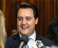O governador Carlos Massa Ratinho Junior participa da entrega do título de Cidadão Honorário do Paraná ao senador Oriovisto Guimarães, na Assembleia Legislativa do Paraná Curitiba, 17/06/2019 -Foto: Geraldo Bubniak/ANPr