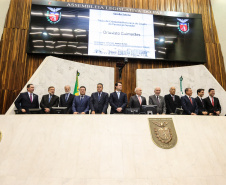 O governador Carlos Massa Ratinho Junior participa da entrega do título de Cidadão Honorário do Paraná ao senador Oriovisto Guimarães, na Assembleia Legislativa do Paraná Curitiba, 17/06/2019 -Foto: Geraldo Bubniak/ANPr