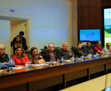 O governador Massa Ratinho Junior recebeu nesta terça-feira (18) chefes de núcleos das regiões de Apucarana, Maringá e Ivaiporã. Foi o segundo encontro de representantes das diversas áreas do governo no Interior com o objetivo de ampliar a integração e alinhar informações sobre programas, ações e resultados dos primeiros meses de gestão.  -  Curitiba, 18/06/2019  -  Foto: Guilherme Flores/Casa Civil