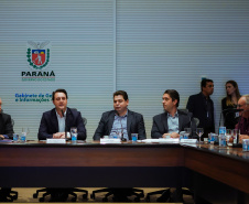 O governador Massa Ratinho Junior recebeu nesta terça-feira (18) chefes de núcleos das regiões de Apucarana, Maringá e Ivaiporã. Foi o segundo encontro de representantes das diversas áreas do governo no Interior com o objetivo de ampliar a integração e alinhar informações sobre programas, ações e resultados dos primeiros meses de gestão.  -  Curitiba, 18/06/2019  -  Foto: Guilherme Flores/Casa Civil