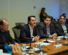 O governador Massa Ratinho Junior recebeu nesta terça-feira (18) chefes de núcleos das regiões de Apucarana, Maringá e Ivaiporã. Foi o segundo encontro de representantes das diversas áreas do governo no Interior com o objetivo de ampliar a integração e alinhar informações sobre programas, ações e resultados dos primeiros meses de gestão.  -  Curitiba, 18/06/2019  -  Foto: Guilherme Flores/Casa Civil