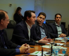 O governador Massa Ratinho Junior recebeu nesta terça-feira (18) chefes de núcleos das regiões de Apucarana, Maringá e Ivaiporã. Foi o segundo encontro de representantes das diversas áreas do governo no Interior com o objetivo de ampliar a integração e alinhar informações sobre programas, ações e resultados dos primeiros meses de gestão.  -  Curitiba, 18/06/2019  -  Foto: Guilherme Flores/Casa Civil