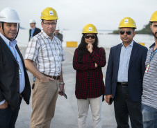 O embaixador de Bangladesh no Brasil, Zulfiqar Rahman, visitou o Porto de Paranaguá nesta terça-feira (18) com o objetivo de conhecer a estrutura e discutir a possibilidade de novos negócios entre o país asiático e os exportadores paranaenses.   -  Paranaguá, 18/06/2019  -  Foto: Cláudio Neves/Portos do Paraná